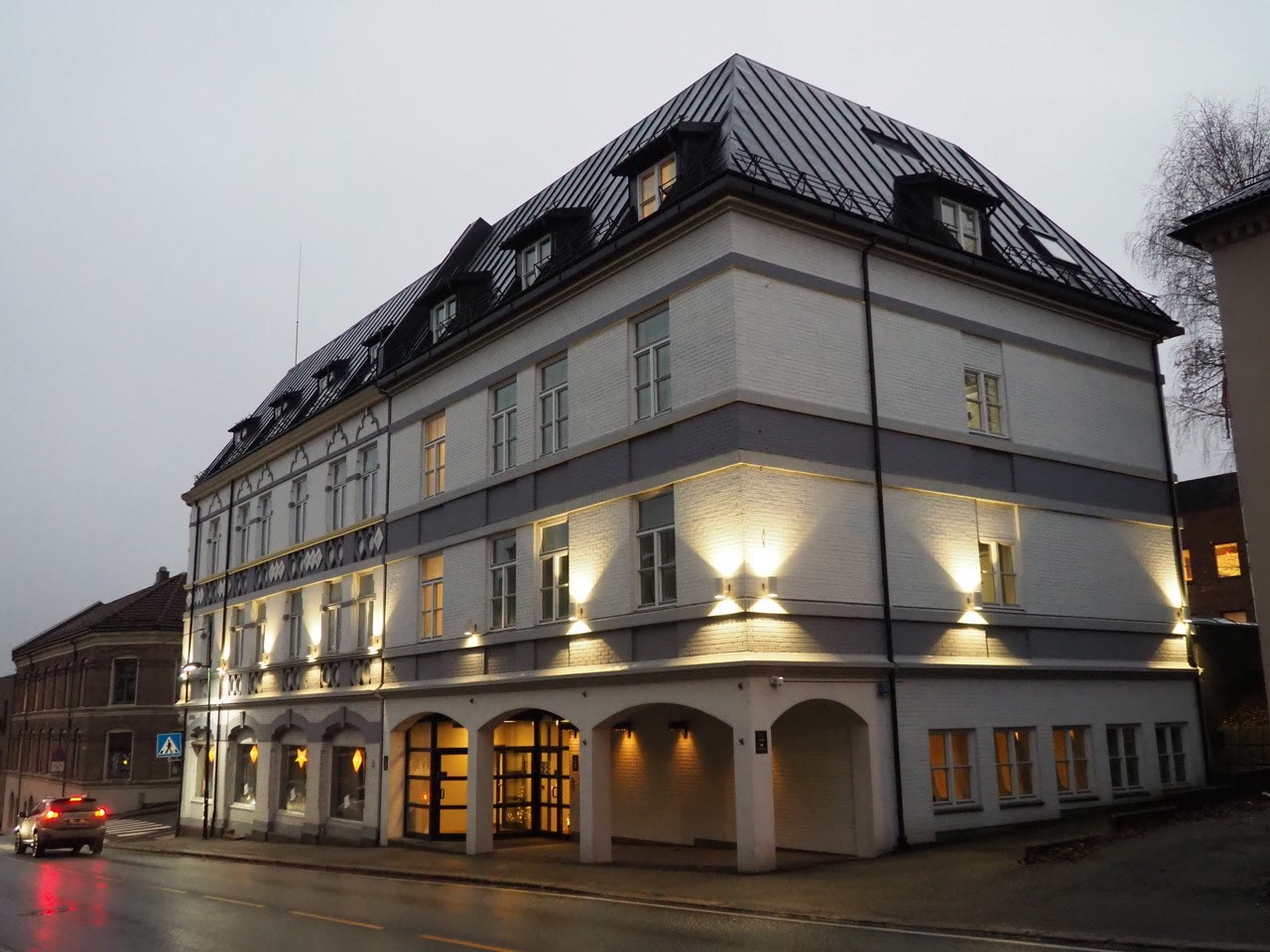 Henriks Hotell i Prinsessegata 7 i kveldslys